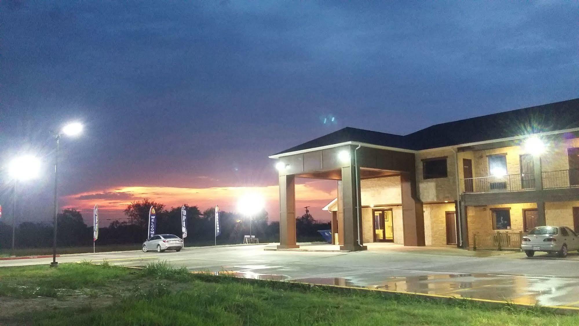 Lux Inn And Suites Three Rivers Luaran gambar